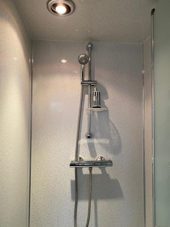 1 Luxurious Double Bedroom With Private Shower ريدينج المظهر الخارجي الصورة