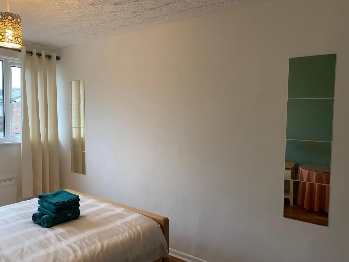 1 Luxurious Double Bedroom With Private Shower ريدينج المظهر الخارجي الصورة