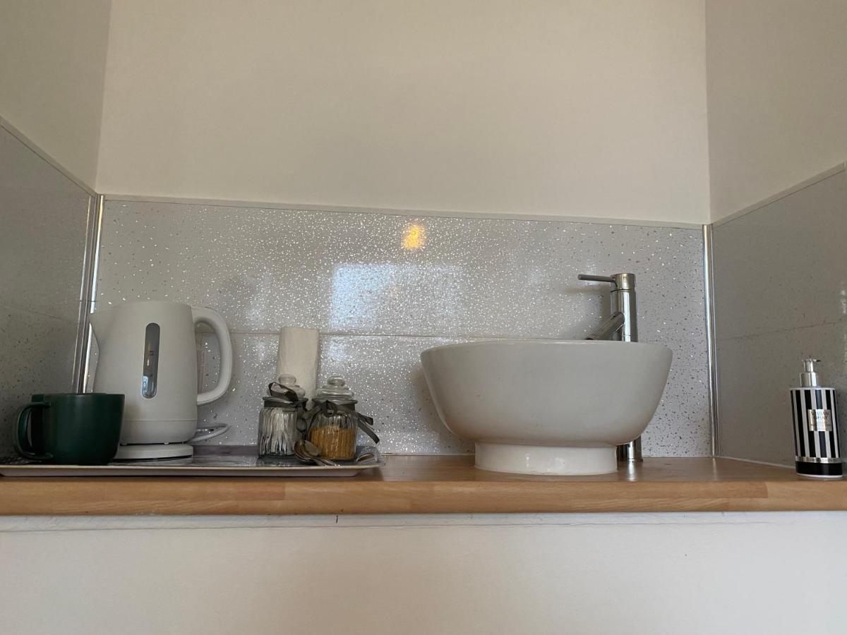1 Luxurious Double Bedroom With Private Shower ريدينج المظهر الخارجي الصورة